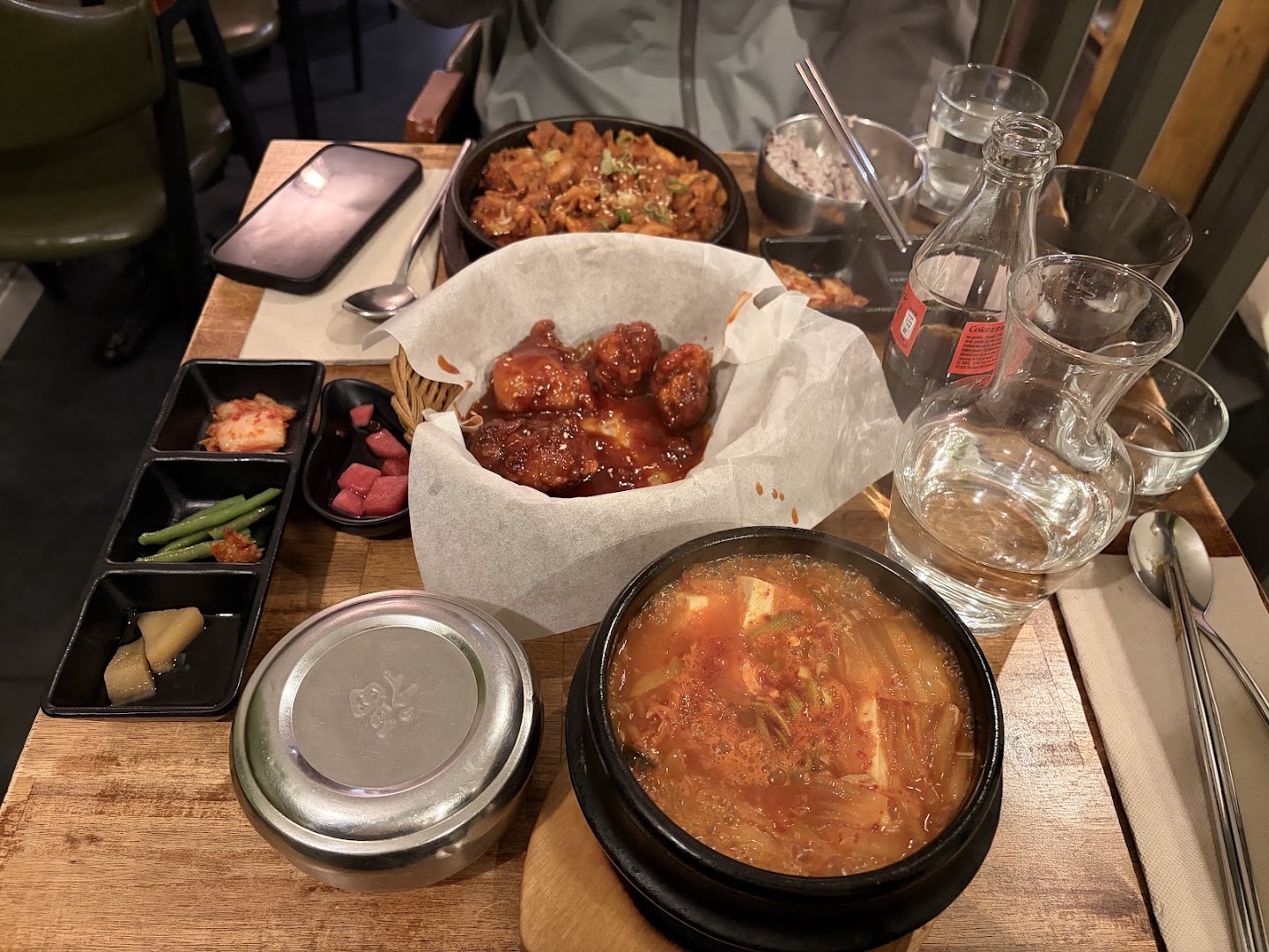 Un assortiment de plats coréens disposé sur la table chez Busan