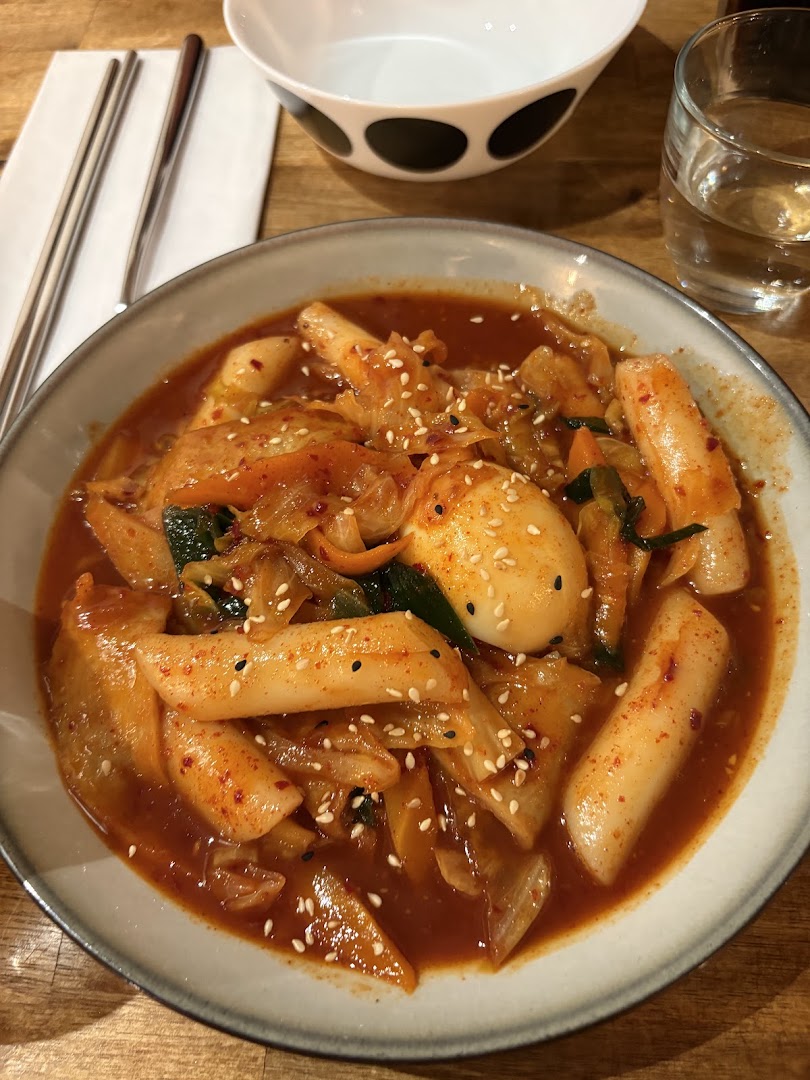 Des tteokbokki nappés de sauce rouge